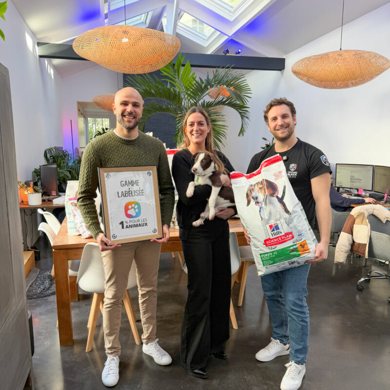 Trois personnes avec des produits pour animaux.