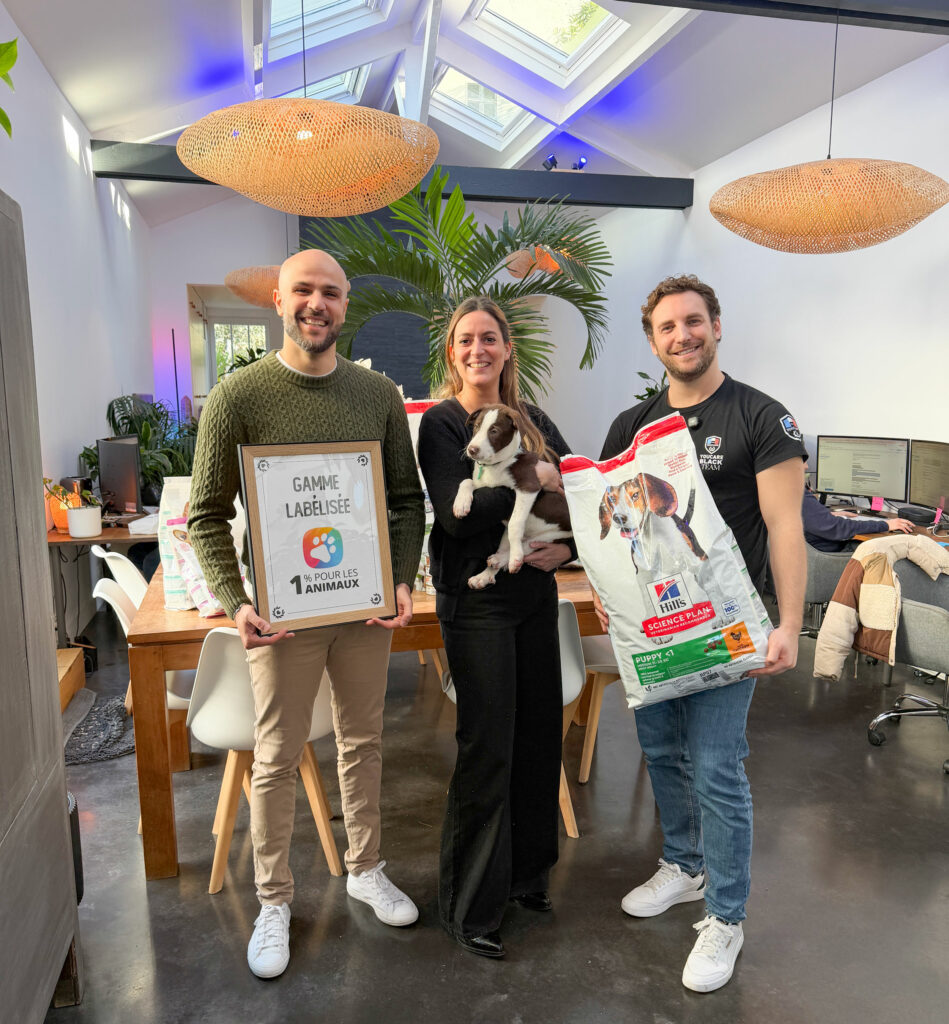 Trois personnes avec des produits pour animaux.
